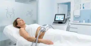 traitement de cryolipolyse en institut pour réduire un bourrelet graisseux localisé